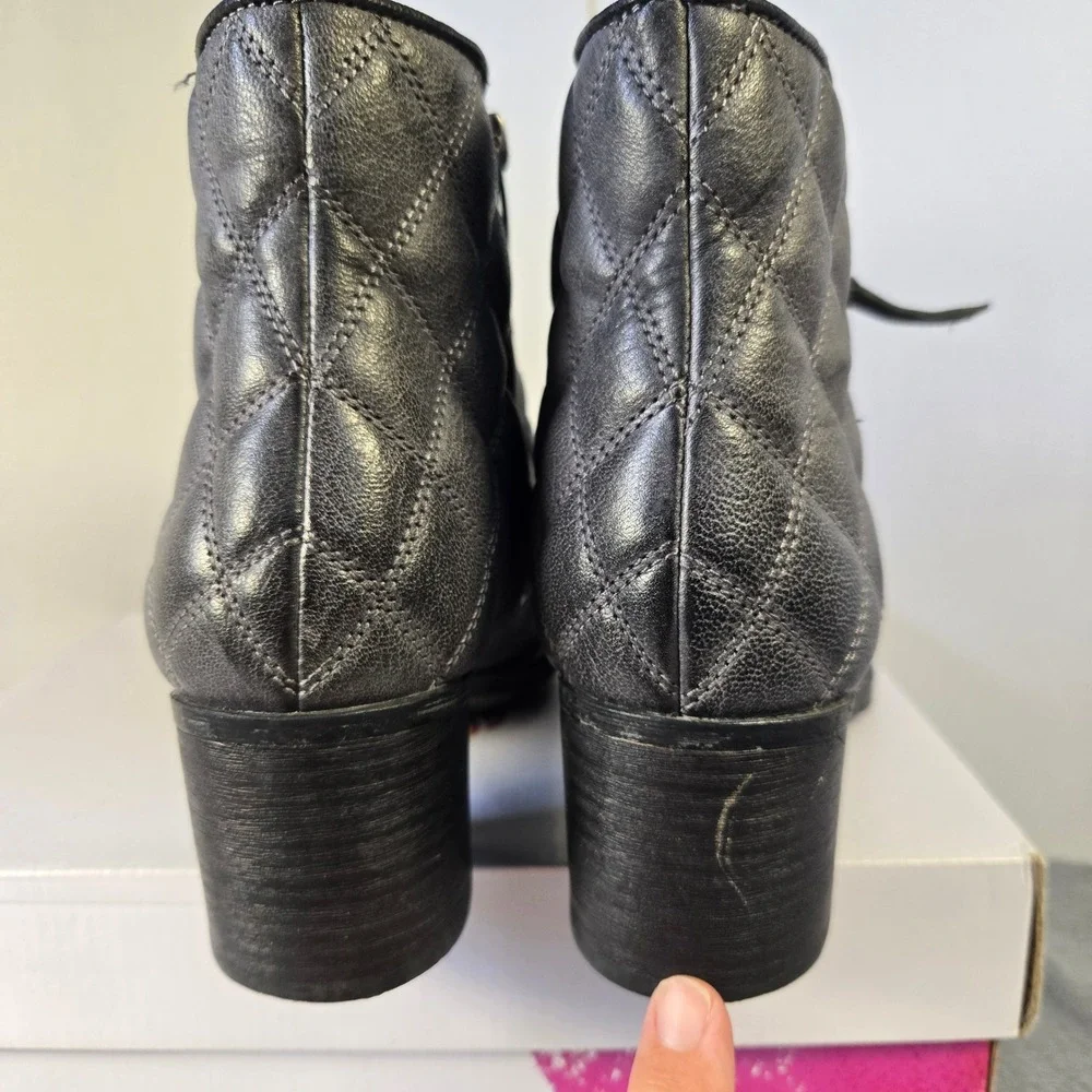 Clarks Womens Metallic Pewter Grey Quilted Leather Ankle‎ Boots 9.5M 26103989